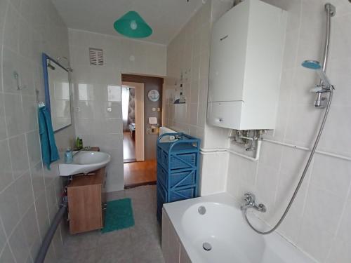a bathroom with a sink and a toilet and a tub at Ferienwohnung Maritim mit E-Bike Verleih in Wilhelmshaven