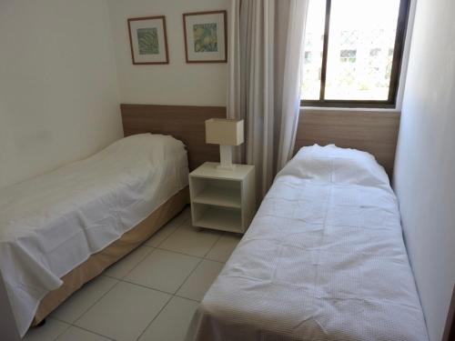 Un pat sau paturi într-o cameră la Apartamento excelente e espaçoso no Iloa Residence