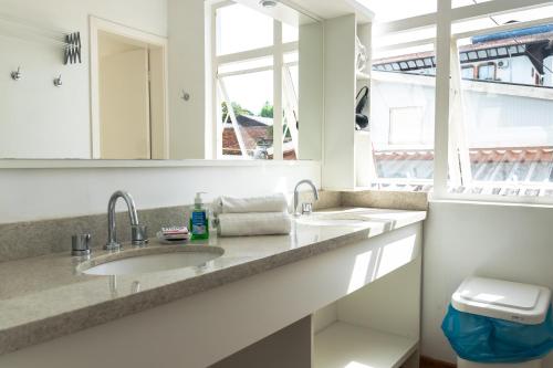 ein Badezimmer mit zwei Waschbecken und einem Spiegel in der Unterkunft SANTA CLAUS 2 - Centro de Gramado in Gramado