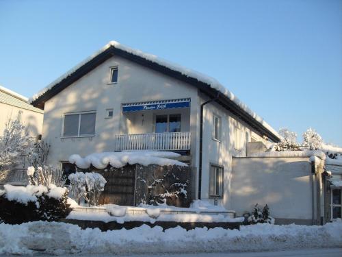 uma casa branca com neve ao lado em Haus Edith Privathaus mit Gästezimmern em Bregenz