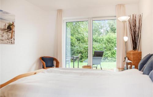 1 dormitorio con cama y ventana grande en Lovely Apartment In Bockhorn With Wifi en Bockhorn