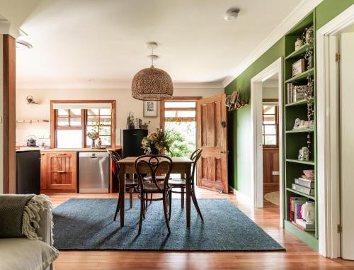 une cuisine et une salle à manger avec une table et des chaises dans l'établissement Cedar Cottage Meander, à Meander