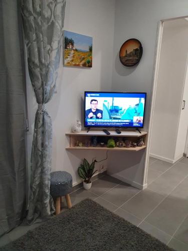 Le paradis iyedessilにあるテレビまたはエンターテインメントセンター