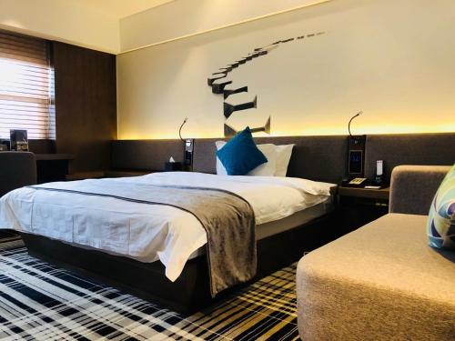 ein Hotelzimmer mit einem großen Bett mit einem Vogel an der Wand in der Unterkunft Likto Hotel-Free Shuttle Bus to Canton Fair in Guangzhou