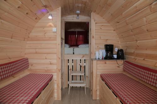 una habitación con 2 bancos en una sauna en Barrels am Clerve, en Enscherange
