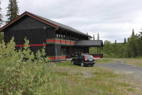 a black car parked in front of a building at Bergfosshytta 1 sør in Ron