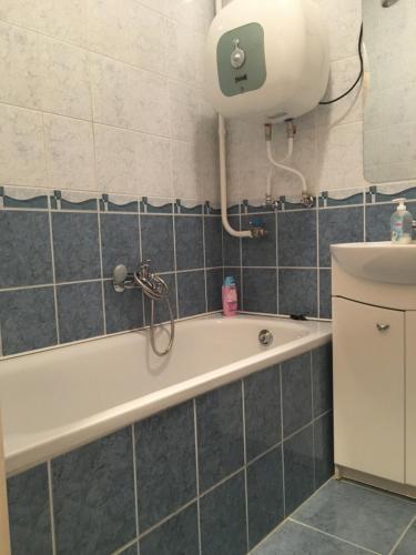 bagno con vasca e servizi igienici di Pálma apartman a Szentes