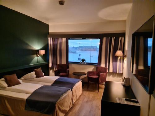 Vardø Hotel في باردو: غرفة فندقية بسريرين ونافذة كبيرة