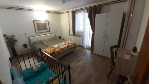 Ένα ή περισσότερα κρεβάτια σε δωμάτιο στο Izvor