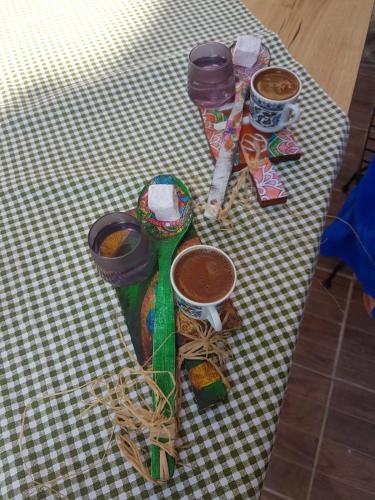 Una mesa con pinturas y utensilios encima. en HAYAT ALTI OTEL ayvalık, en Ayvalık