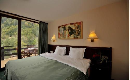 Un pat sau paturi într-o cameră la Zan Hotel