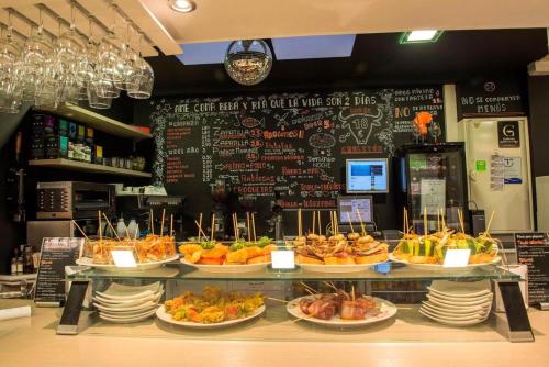 un mostrador con platos de comida en un restaurante en La Casa de Begoña, en Laguardia