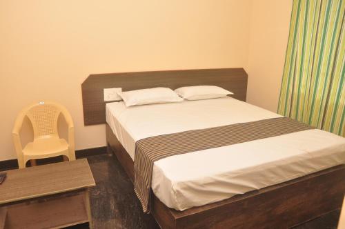 Postel nebo postele na pokoji v ubytování Hotel Aishwariyam