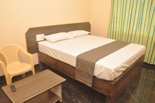 Postel nebo postele na pokoji v ubytování Hotel Aishwariyam