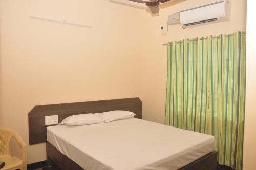Postel nebo postele na pokoji v ubytování Hotel Aishwariyam