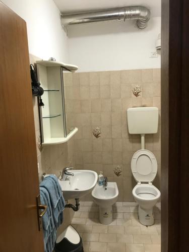 y baño con aseo y lavamanos. en B&B LE FONTI CASTROCARO, en Castrocaro Terme