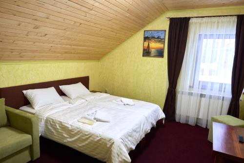 a hotel room with a bed and a window at Sytikland 