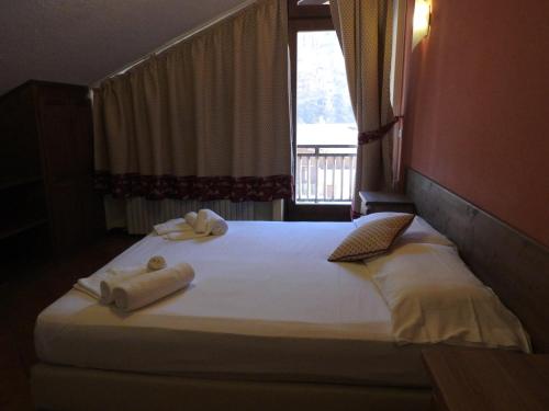 Tempat tidur dalam kamar di Hotel Sciatori