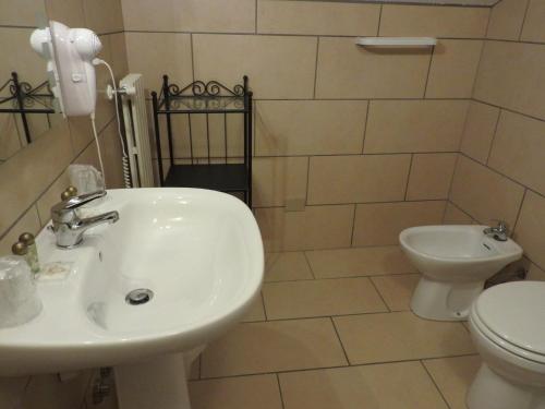 a bathroom with a sink and a toilet at Hotel Sciatori in Sestriere