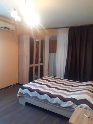 um quarto com uma cama num quarto com uma janela em Агрба 19/1 Квартира em Pitsunda