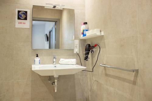Pensión B4R Self check in tesisinde bir banyo