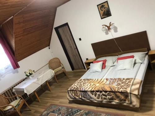 Schlafzimmer mit einem Bett, einem Tisch und Stühlen in der Unterkunft Apartman Berki Margit in Hévíz