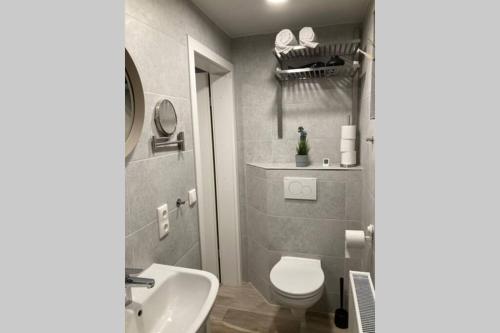 een badkamer met een wit toilet en een wastafel bij Modernes Apartment Nr3 nahe Reeperbahn bis 8 Personen in Hamburg
