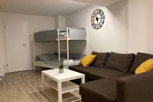 een woonkamer met een bank en een stapelbed bij Modernes Apartment Nr3 nahe Reeperbahn bis 8 Personen in Hamburg