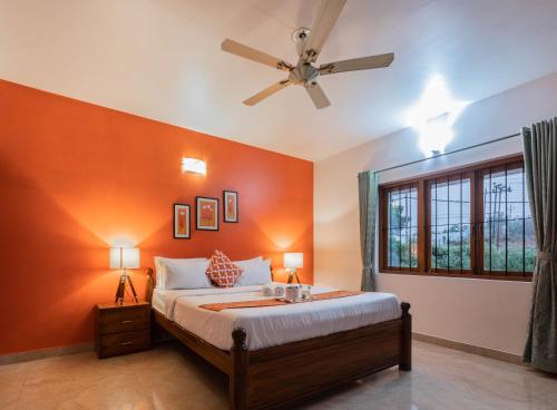 sypialnia z łóżkiem i wentylatorem sufitowym w obiekcie Thor Villa, 5BHK-Private Pool-Cook-Caretaker w mieście Assagao