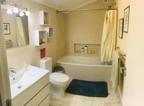 ein Badezimmer mit Badewanne, Toilette und Waschbecken in der Unterkunft Surf Beach_Santa Barbara Secret Gardens in Ribeira Grande