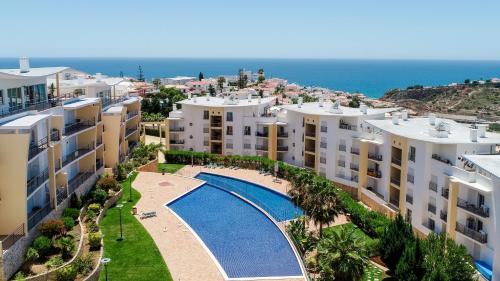 uma vista aérea de um complexo de apartamentos com uma piscina em Ocean view Apartment with 3 spacious Terraces, 2 Swimming pools & Tennis court em Albufeira