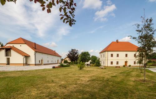 KraselovにあるPenzion U sv. Jana - Kraselovský Dvůrの赤い屋根の大きな白い建物