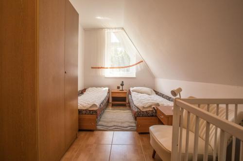 a dorm room with two beds and a window at Bursztynowy Domek Poddąbie in Poddąbie