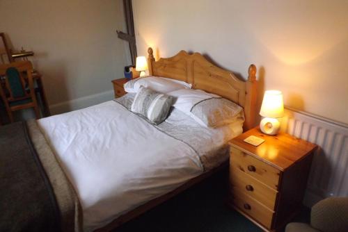 A bed or beds in a room at The Old Cider House 