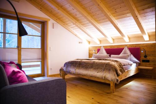 1 dormitorio con 1 cama grande en una habitación en Leos Alpenchalet - inclusive Sommer Bergbahnticket und E-Auto Ladestation en Oberstdorf