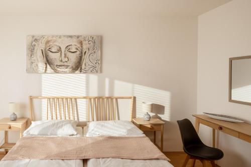 Postel nebo postele na pokoji v ubytování Sunny Apartment in Modřany by Prague Days