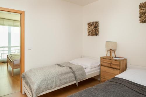 Een bed of bedden in een kamer bij Sunny Apartment in Modřany by Prague Days