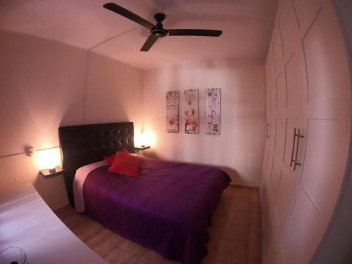 sypialnia z łóżkiem i wentylatorem sufitowym w obiekcie Apartamento Primavera Costa del Silencio w mieście Costa Del Silencio