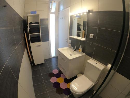 Łazienka z białą toaletą i umywalką w obiekcie Apartamento Primavera Costa del Silencio w mieście Costa Del Silencio