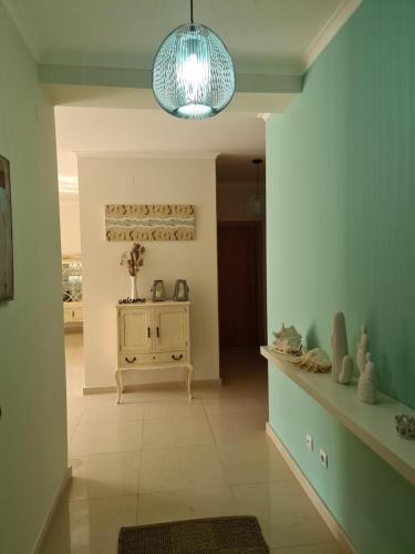 - un salon avec une table et une lampe pendant dans l'établissement Pé na Praia da Foz, à Foz do Arelho