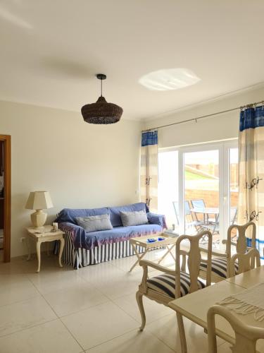 - un salon avec un canapé et une table dans l'établissement Pé na Praia da Foz, à Foz do Arelho