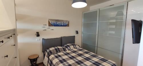 Dormitorio pequeño con cama y armario en Prato Smeraldo Apartment, en Roma