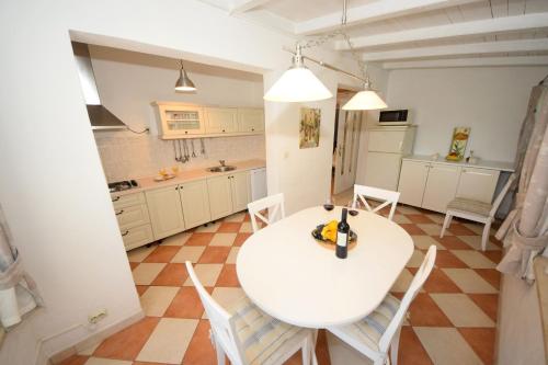 Kuchyňa alebo kuchynka v ubytovaní Apartments Cale