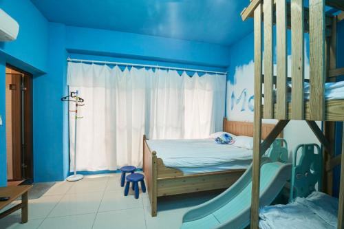 冬山鄉的住宿－momo民宿 溜滑梯，一间卧室配有双层床和滑梯