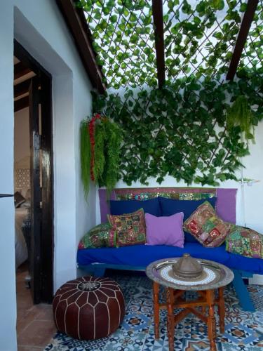 sala de estar con sofá azul y mesa en El Escondite de Martina, Áticos Románticos, en Setenil