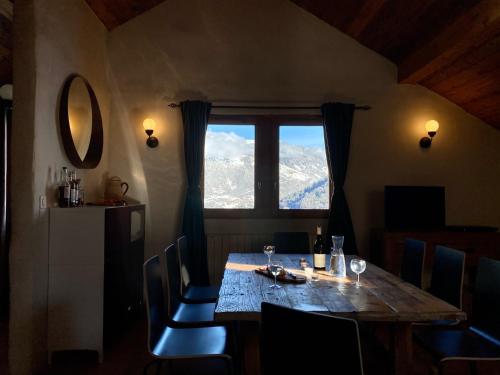tavolo da pranzo con vista sulle montagne di Charming chalet, 3 rooms, 6 to 8 persons, Meribel, Les Allues a Les Allues