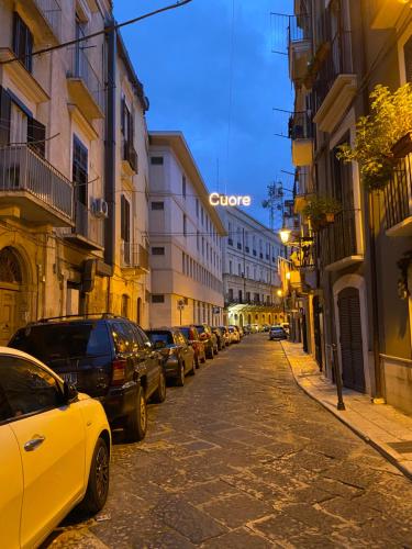 ulica miejska z samochodami zaparkowanymi na ulicy w obiekcie Apulia 35 w mieście Bari