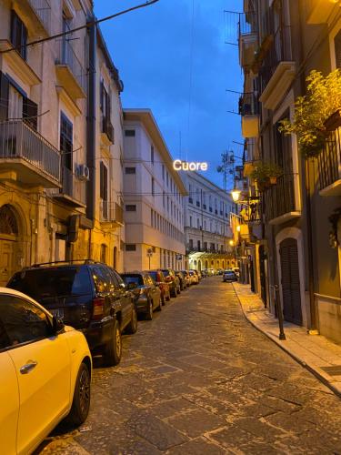 una strada cittadina con auto parcheggiate sulla strada di Apulia 35 a Bari