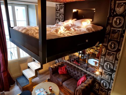 an overhead view of a bedroom with a large bed at Studio renversant insolite in Sablé-sur-Sarthe