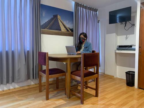 TV a/nebo společenská místnost v ubytování Los Aticos B&B with Coworking